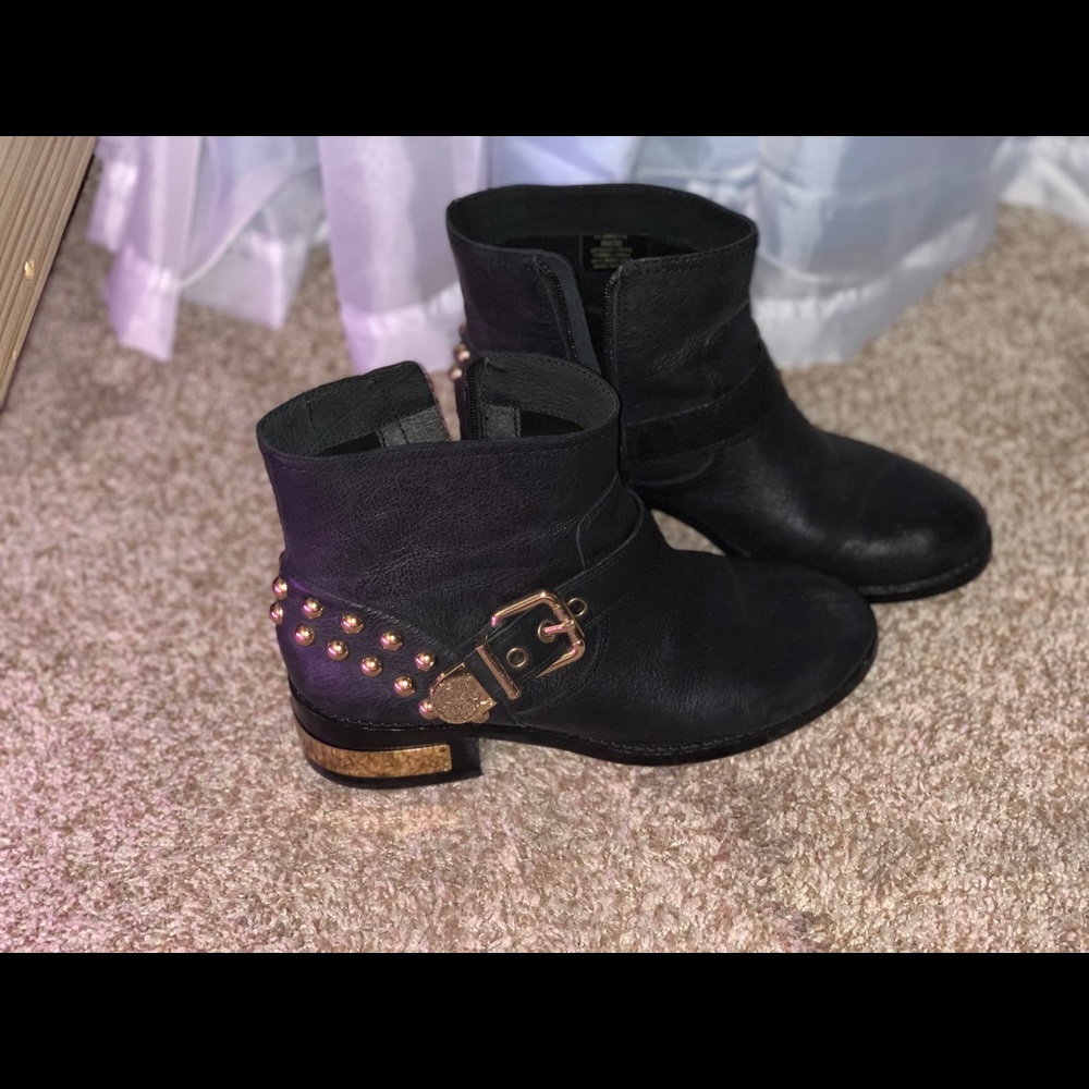 Vince Camuto moto